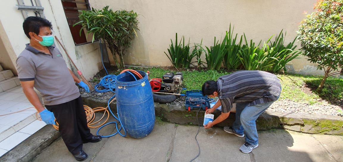 Kegiatan Pengendalian Hama Rayap Pada Perpustakaan Bagian Hukum Setda Kabupaten Semarang